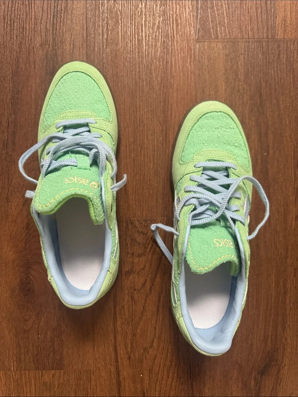 ASICS Mens Light Green and Light Blue Lace-Up Sneakers. M8.5